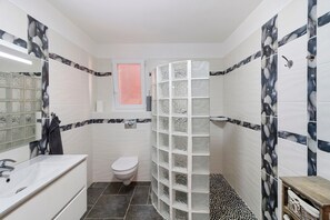 Shower, towels - Gîte Aja Puzzuta - Sea View (Coti-Chiavari)