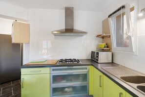 Fridge, microwave, oven, stovetop - Gîte Aja Puzzuta - Sea View (Coti-Chiavari)