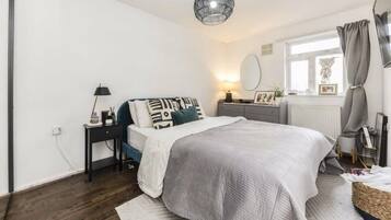 Iron/ironing board, WiFi, bed sheets