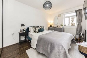 Iron/ironing board, WiFi, bed sheets - Four-bedroom home in Chiswick, West London, near transport links (London)