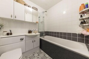 Shower, hair dryer, towels, soap - Four-bedroom home in Chiswick, West London, near transport links (London)