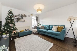 Living area - Four-bedroom home in Chiswick, West London, near transport links (London)