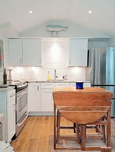 1 bedroom apartment with wood burning stove and paver patio, en suite laundry