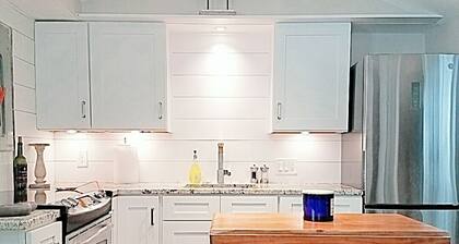 1 bedroom apartment with wood burning stove and paver patio, en suite laundry