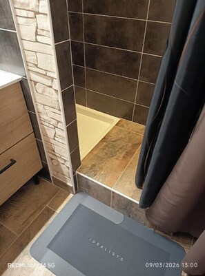 Shower, towels, soap, toilet paper - Studio between the Dentelles and Mont Ventoux (Aubignan)