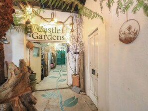 Exterior detail - Castle Gardens Apartment (Beaumaris)