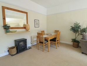 Dining - Castle Gardens Apartment (Beaumaris)