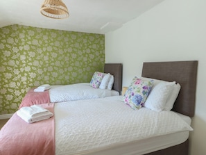 2 bedrooms, individually decorated, individually furnished, free WiFi - Castle Gardens Apartment (Beaumaris)