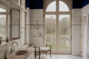 Deluxe Double Room, Balcony, Park View | Interior - B&B Kasteel Den Tip (Arendonk)