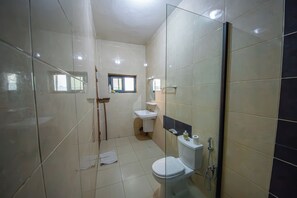 Douche, serviettes fournies, savon, papier de toilette