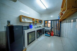 Microwave, oven, stovetop - Beautiful furnished apartment in Cotonou - Akpakpa Sodjèatinmè (Cotonou)