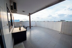 Outdoor dining - Beautiful furnished apartment in Cotonou - Akpakpa Sodjèatinmè (Cotonou)