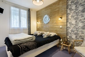 1 bedroom, iron/ironing board, WiFi, bed sheets - Bielle Apartment: Stunning Mountain Views & Linens Included (Bielle)