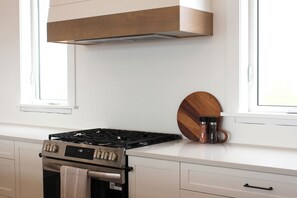 Fridge, microwave, oven, stovetop - Oceanview Luxury Home- Steps to Cousin’s Shore Beach, Minutes To Kensington (Park Corner)