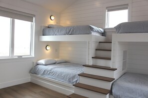 4 bedrooms, iron/ironing board, travel cot, free WiFi - Oceanview Luxury Home- Steps to Cousin’s Shore Beach, Minutes To Kensington (Park Corner)