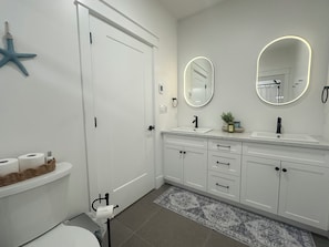Douche, sèche-cheveux, serviettes fournies