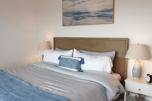 4 bedrooms, iron/ironing board, travel cot, free WiFi - Oceanview Luxury Home- Steps to Cousin’s Shore Beach, Minutes To Kensington (Park Corner)