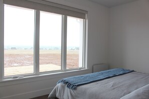 4 bedrooms, iron/ironing board, travel cot, free WiFi - Oceanview Luxury Home- Steps to Cousin’s Shore Beach, Minutes To Kensington (Park Corner)