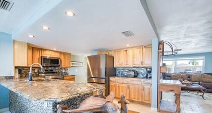 Gulf Harbors Retreat WATERFRONT 3 Bed /2 Bath