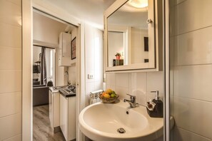 Bathroom - 2 minutes from Campo de Fiori - Cozy Apt - 4 PAX WiFi AC (Roma)