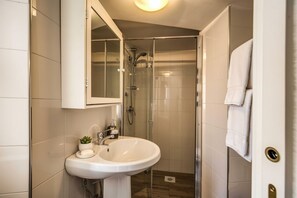 Shower, hair dryer, bidet, towels - 2 minutes from Campo de Fiori - Cozy Apt - 2 PAX WiFi AC (Roma)