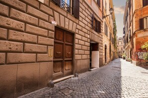 Exterior - 2 minutes from Campo de Fiori - Cozy Apt - 4 PAX WiFi AC (Roma)