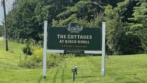 Un panneau indiquant « The Cottages at Birch Knoll » et signalant qu’il s’agit d’un lotissement privé.