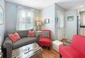 TV - Villetta by the Sea: Cape Neddick cottage with Pool (York)