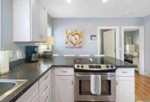 Fridge, microwave, oven, stovetop - Villetta by the Sea: Cape Neddick cottage with Pool (York)