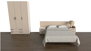 Quarto com cama, mesas de cabeceira, abajur e guarda-roupa.