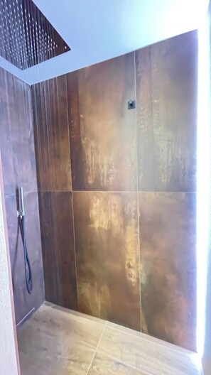 Chuveiro, secador de cabelo, bidê, toalhas de banho