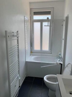 Dusche, Haartrockner, Handtücher, Seife