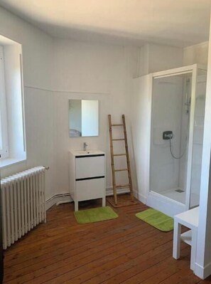 Een douche, een haardroger, handdoeken, zeep