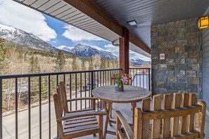 Outdoor dining - 2BR Condo | Stunning Mountain Views + Hot Tub (Canmore)