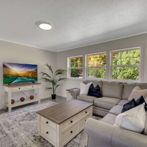 Living area - Comfortable 3 Bedroom Cottage in charming Elk Rapids (Elk Rapids)