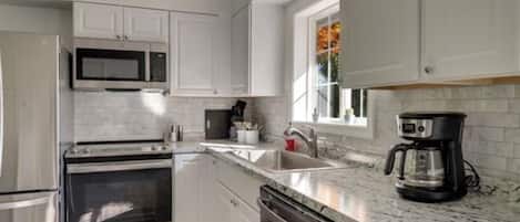 Geladeira, micro-ondas, fogão, cooktop
