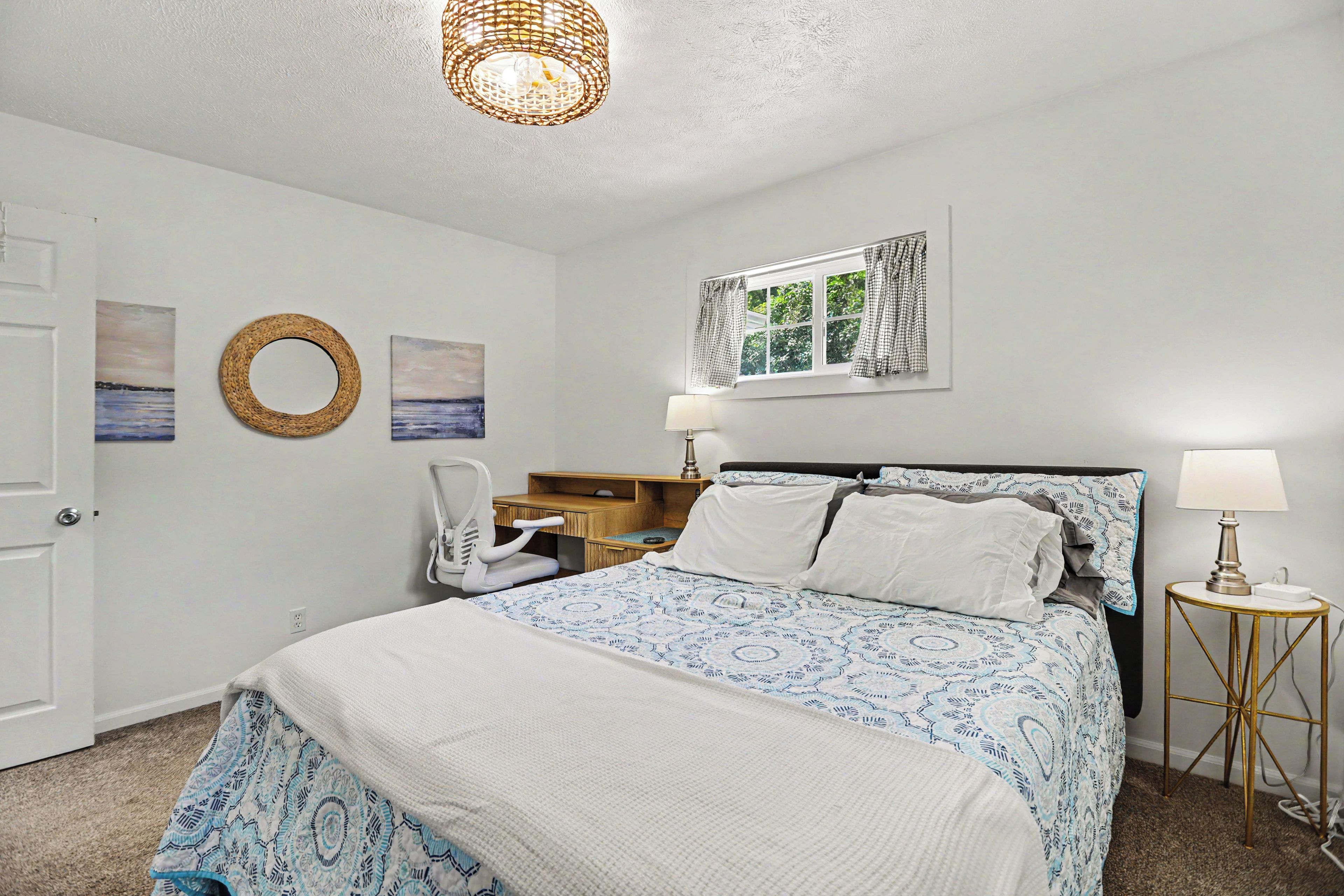 3 bedrooms, desk, iron/ironing board, WiFi (free)