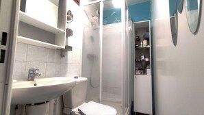 A bathroom with a sink, toilet, and shower. - Sudette 5 min from Paris with garden (Ivry-sur-Seine)
