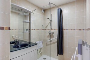 Douche, sèche-cheveux, serviettes fournies