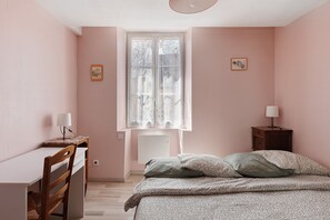 4 bedrooms, iron/ironing board, WiFi, bed sheets - Gite Les Glycines – Near La Roche-Posay, Futuroscope, Beauval Zoo (Vicq-sur-Gartempe)