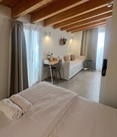 Suite estudio clásica, vistas a la ciudad | Escritorio, espacio para trabajar con un portátil, wifi gratis