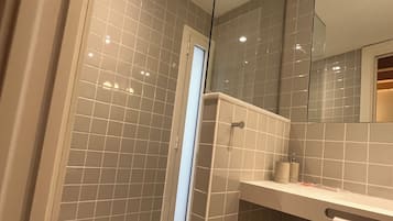 Classic tvåbäddsrum - balkong - utsikt mot innergården | Badrum