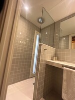 Habitación clásica con 2 camas individuales, balcón, vistas al patio | Baño | Ducha, secador de pelo, toallas y jabón