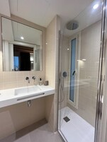 Habitación Deluxe doble, vistas a la ciudad | Baño | Ducha, secador de pelo, toallas y jabón