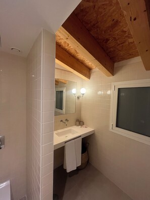Classic Studio Suite, City View | Bathroom | Shower, hair dryer, towels, soap - HOTEL LUNA NUEVA (Tarragona)