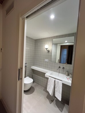 Classic-Vierbettzimmer, Balkon, Blick auf den Innenhof | Badezimmer