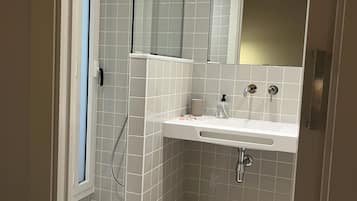 Comfort trippelrum - balkong - utsikt mot innergården | Badrum