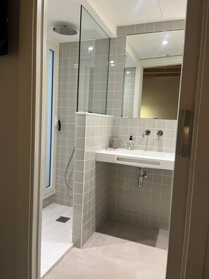 Tremannsrom – comfort, balkong, bakgårdsutsikt | Bad