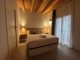 Habitación Deluxe doble, vistas a la ciudad | Escritorio, espacio para trabajar con un portátil, wifi gratis