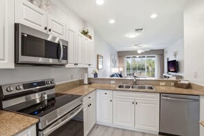 Fridge, microwave, oven, stovetop - #1022 - Lake and Landscape View -Sleeps 4 (Naples)